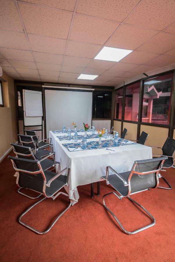 Dolphin Suites Kampala Zewnętrze zdjęcie